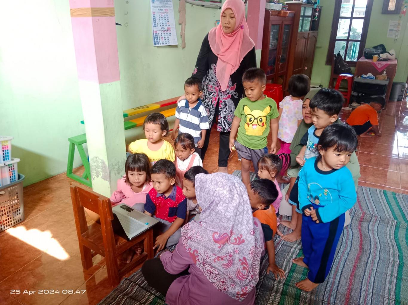 Anak-anak dan pendidik KB Anggrek Bulan mengikuti kegiatan di dalam kelas